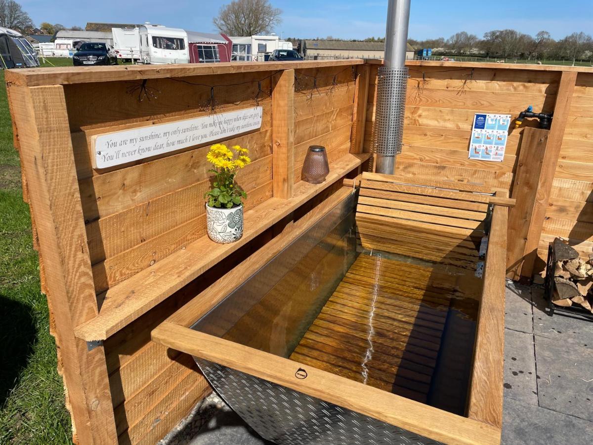 ホテル Abbey Farm Luxury Glamping Rhuddlan エクステリア 写真